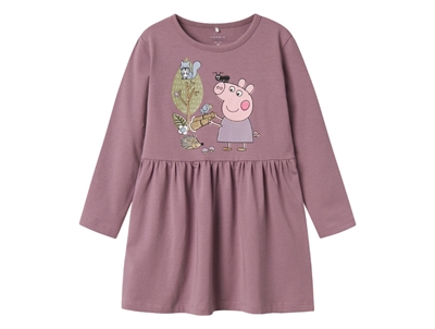 Detalje af Gurli Gris print med glitter på Name It kjole i elderberry