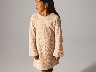 Pige iført Name It pailletkjole jet stream