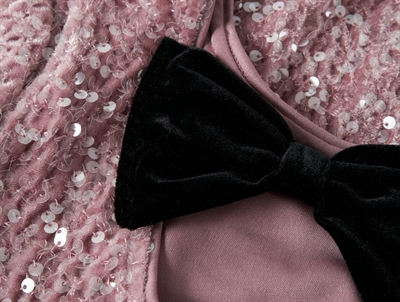 Detalje af sort sløjfe på Name It kjole keepsake lilac