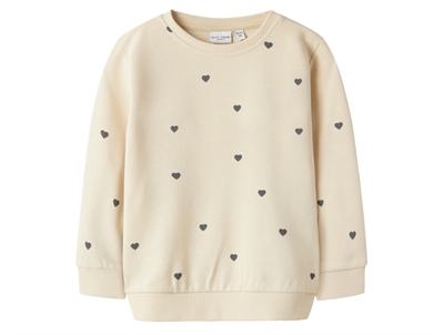 Name It sweatshirt summer sand med hjerteprintName It sweatshirt i beige summer sand med sorte hjerter