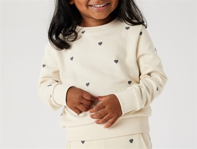 Name It sweatshirt i beige summer sand med sorte hjerter