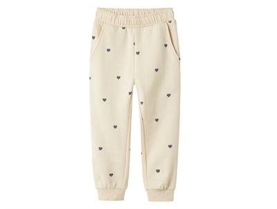 Sweatpants i beige nuance med sorte hjerter fra Name It