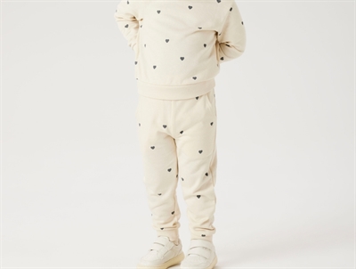Sweatpants i beige nuance med sorte hjerter fra Name It