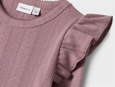 Detalje af flæser på rosa (elderberry) bluse fra Name It
