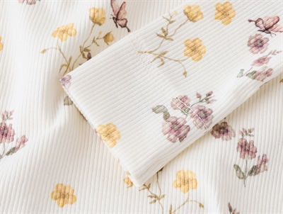 Lil Atelier bluse coconut milk med blomster og flæser