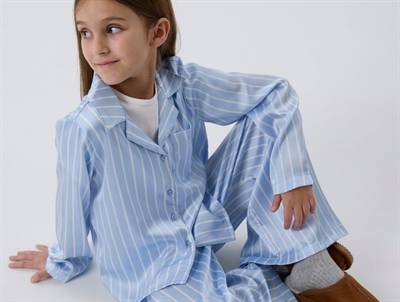 pige iført lyseblå stribede pyjamas fra Name It