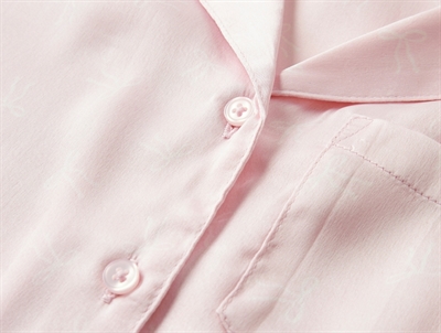 detalje af pyjamasskjorte fra Name It med knapper og brystlomme