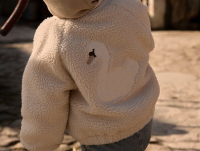 Lil\' Atelier bomberjakke i råhvid teddy set på barn med svanemotiv på ryggen