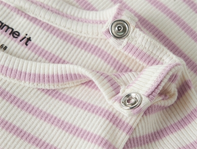Detalje af Name It body med lilla striber og trykknapper
