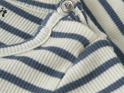 Detalje af Name It body med blå striber og trykknapper