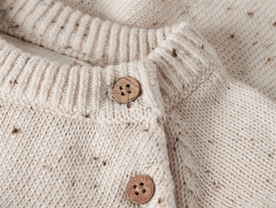 Detalje af knapper på Lil\' Atelier strikbody i turtledove