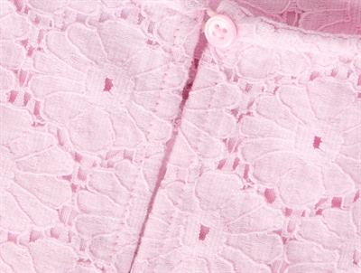 Name It top lyserød broderie anglaise detalje