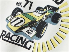 nærbillede af racerbil og tekst på hvid name it t-shirt med print