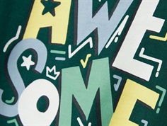 nærbillede af farverigt awesome-tryk på mørkegrøn name it t-shirt