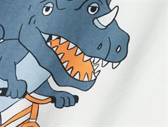 nærbillede af blå dinosaur med tænder og horn på t-shirt fra name it