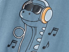 nærbillede af dino med solbriller og høretelefoner på blå t-shirt fra name it