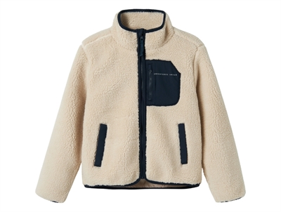 Name It beige teddyjakke med mørkeblå brystlomme forside