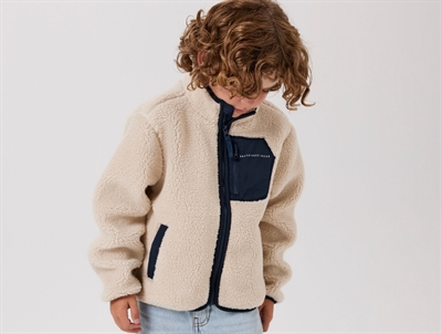 Name It beige teddyjakke med mørkeblå brystlomme på barn