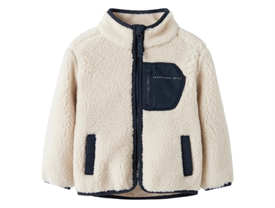 Name It sherpa jakke beige med mørkeblå brystlomme set forfra