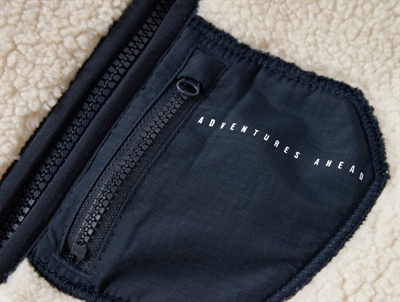 Name It sherpa jakke beige med mørkeblå brystlomme detalje