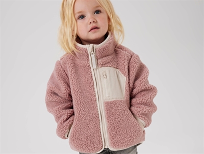 Barn iført Name It sherpa jakke i woodrose
