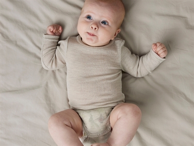 Baby iført Name It uld body i nacreous cloud