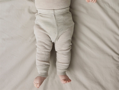 Name It leggings i nacreous cloud merinould med ribmønster på baby