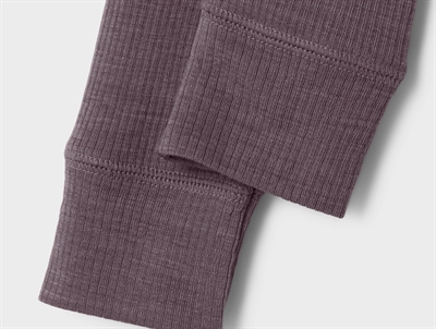Name It leggings i sparrow mørk lilla nuance i merinould ribmønster detalje