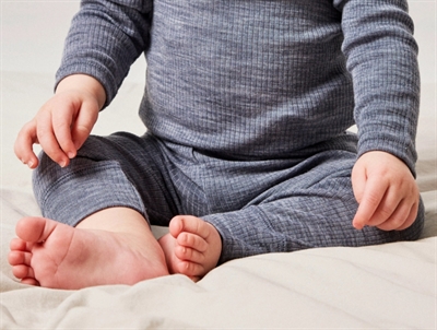 Baby klædt i Baby i Name It leggings i folkstone gray i merinould