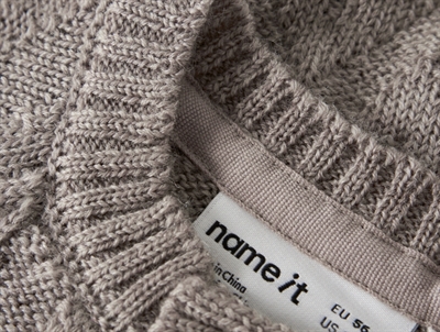 Name It cardigan i gråbrun nuance med kabelstrik