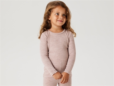 Pige iklædt Name It uld bluse i støvet rosa nuance shadow gray med ribstruktur