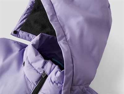 Detalje af hætte på lilla Name It skijakke