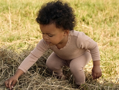 barn iklædt Lil\' Atelier leggings i roebuck uld til baby