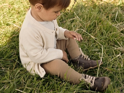 Barn iklædt Lil\' Atelier leggings i tigers eye uld til baby