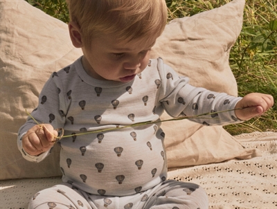 Lil' Atelier merinould body i lyseblå nuance med luftballonprint