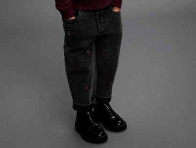 Barn med grå mom jeans fra Name It med blomsterbroderi