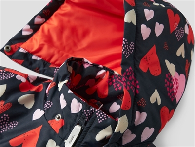 Detalje af aftagelig hætte på Name It jakke med hjerter