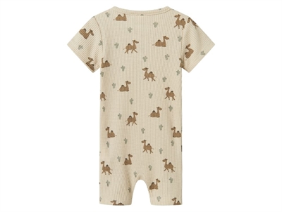 Name It kortærmet jumpsuit peyote med dromedarprint bagfra