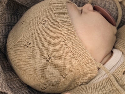 Baby med Lil\' Atelier hue i safari uld