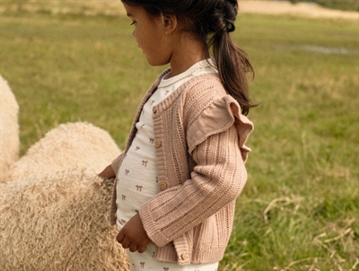 Lil' Atelier strikcardigan i rosabrun nuance på model