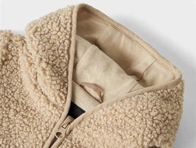 Detalje af lynlås på Name It teddy køredragt pure cashmere