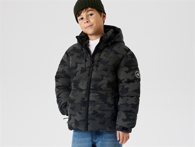 Dreng iklædt Name It pufferjakke black til børn med aftagelig hætte