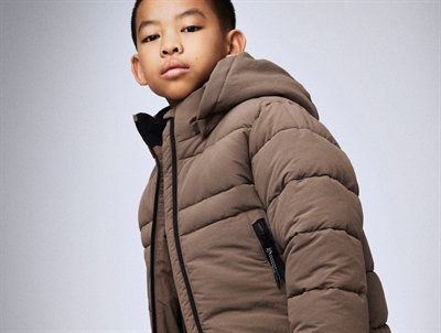 Dreng iført Name It brun pufferjakke