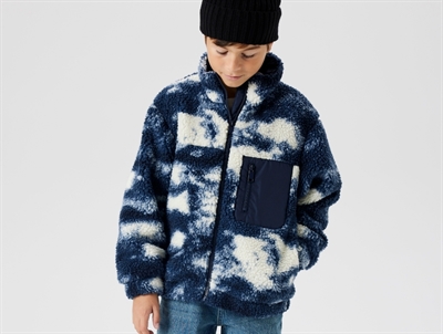 Dreng iført blå Name It teddyjakke