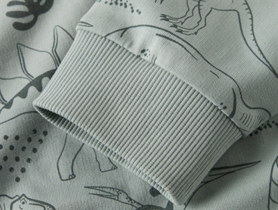 ribkant på ærme af grøn sweatshirt med dino-print fra Name It