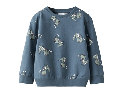 sweatshirt fra Name It i blå nuance med print af dinosaurer på surfboard