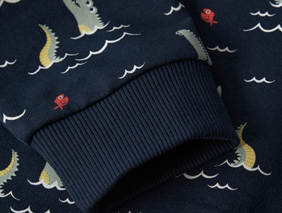 ærmekant på mørkeblå sweatshirt med alligatorprint fra Name It