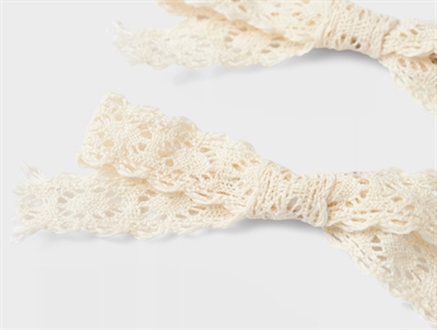 Lil\' Atelier hårspænder i råhvid blonde 2-pak tæt på