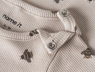 Name It body i råhvid nuance detalje med trykknapper og bi print