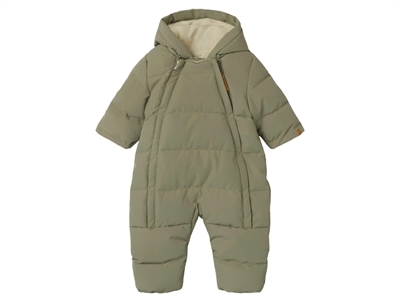 Lil' Atelier flyverdragt i grøn nuance overland trek forfra